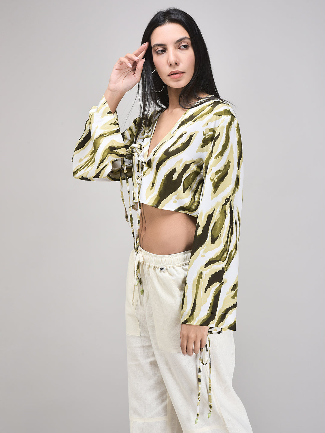 Women's tie-front crop top with printed olive green texture – summer streetwear look