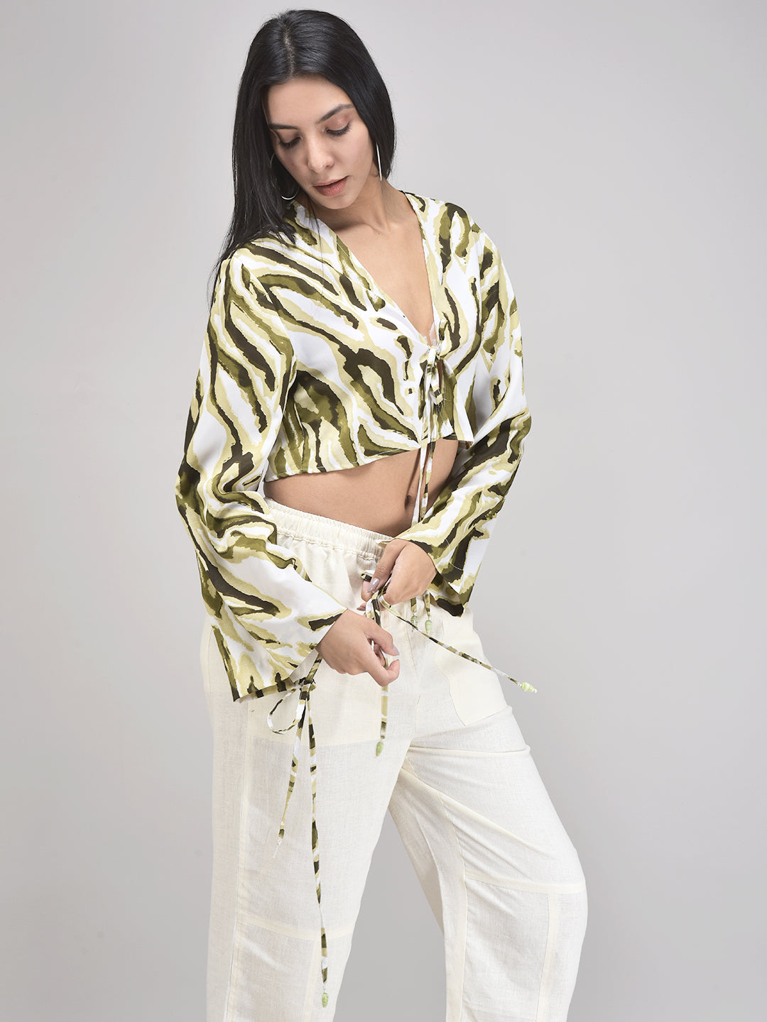 Printed knotted front blouse with dramatic sleeves – urban fashion fit
