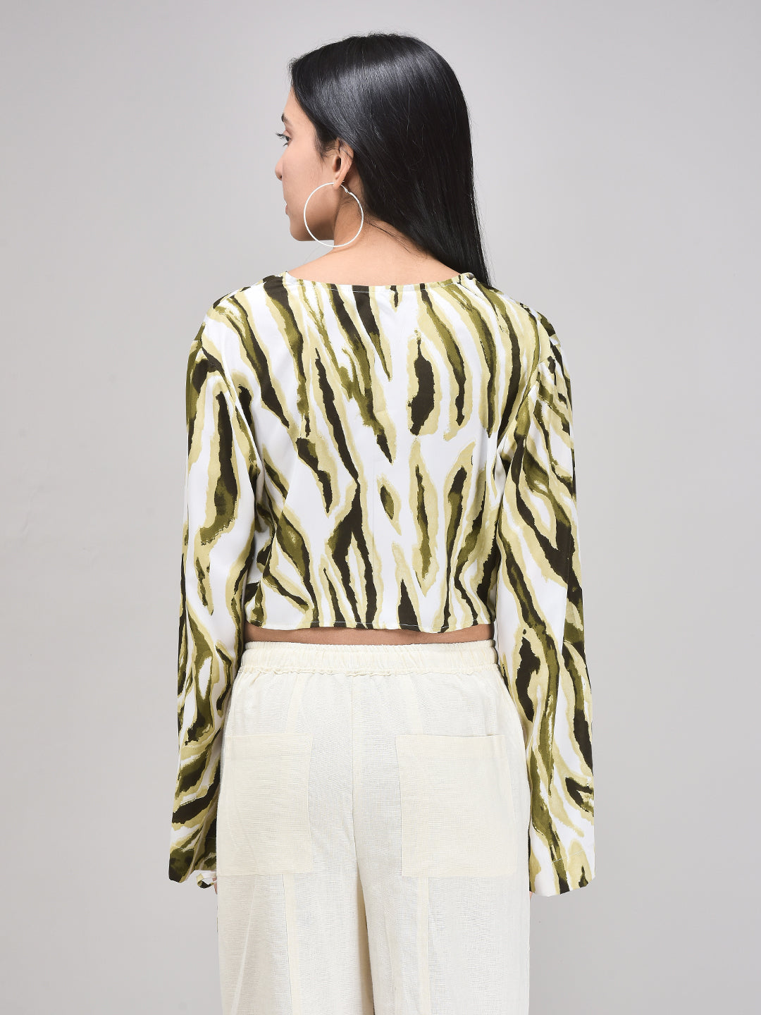 Zoomed-in front knot and deep neckline of printed crop top – statement summer style