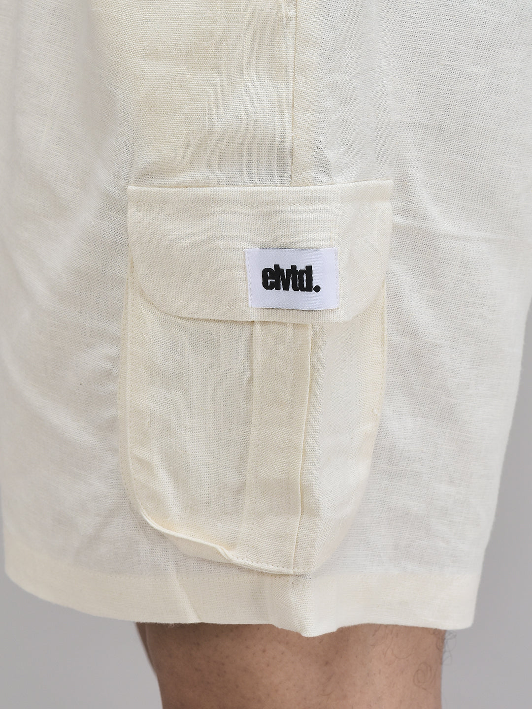 Beige linen shorts for men with cargo pockets