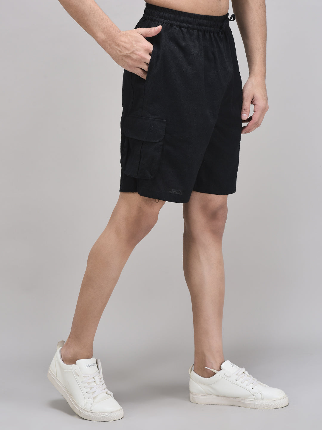 Breathable linen cargo shorts in black