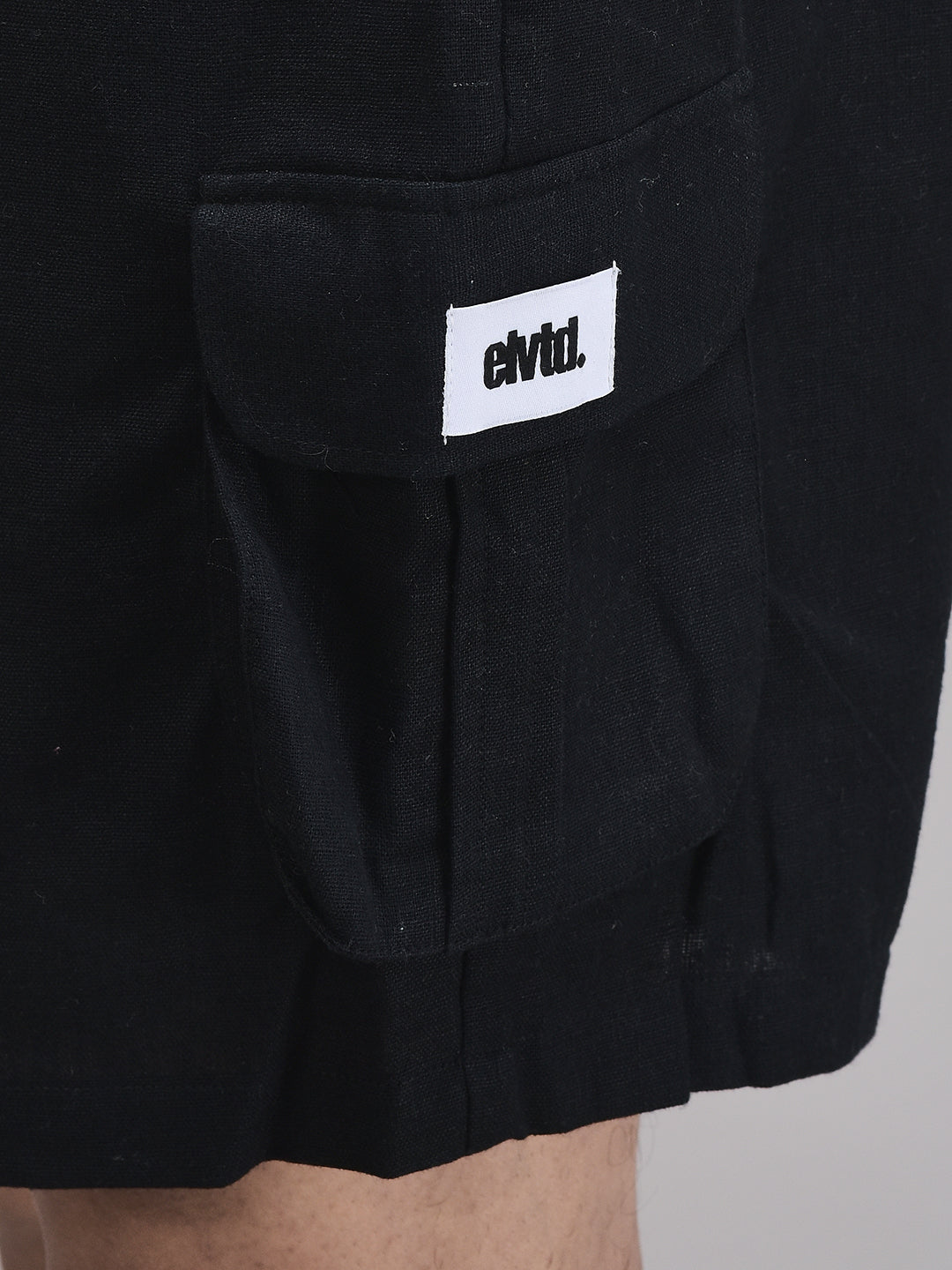 Breathable linen cargo shorts in black