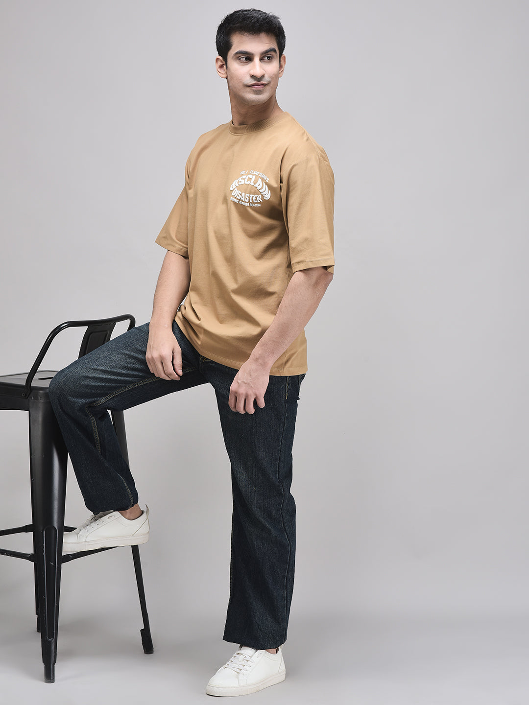 Man wearing mocha brown oversized t-shirt with printed graphic – streetwear look