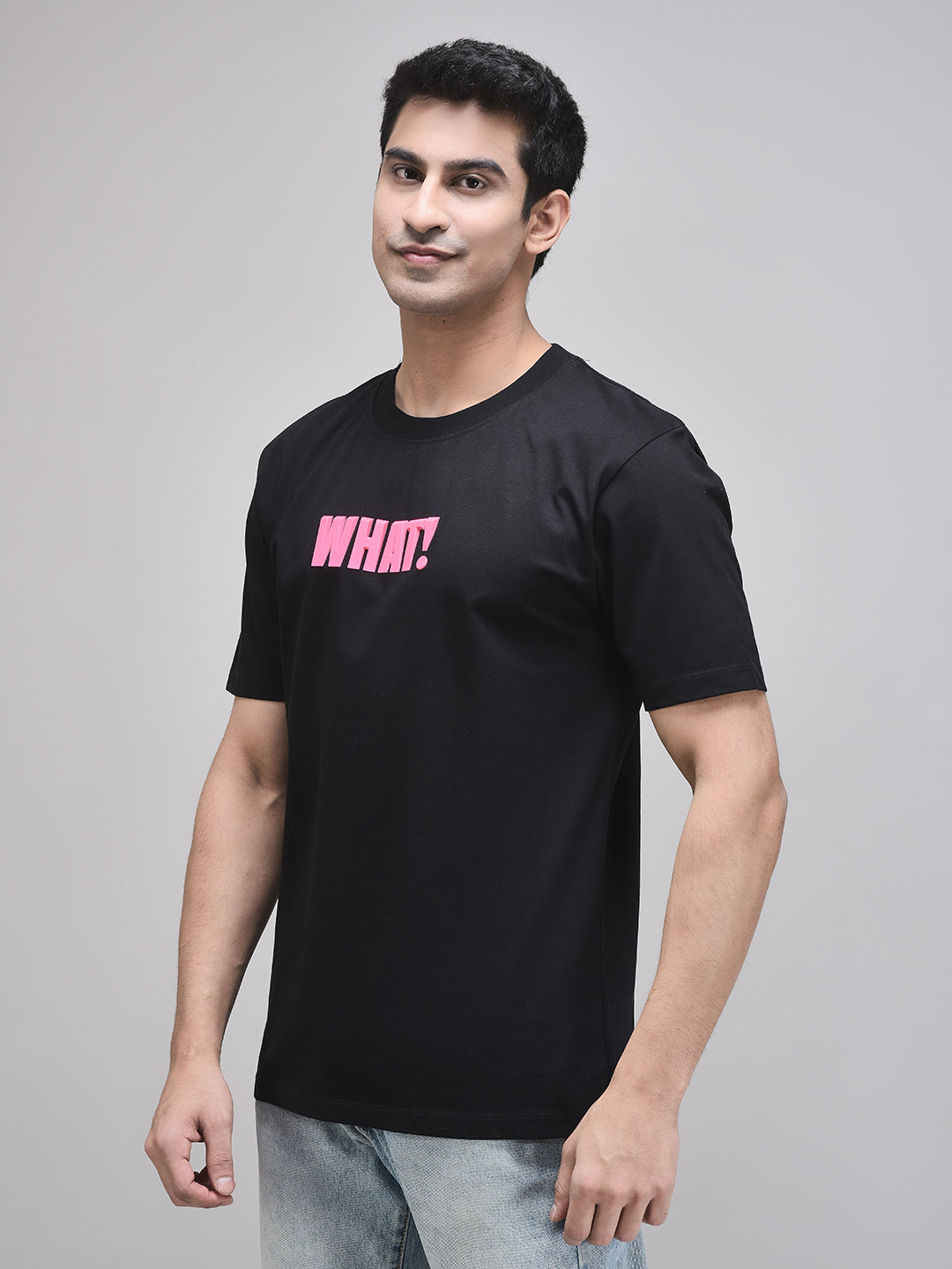 Black oversized t-shirt with pink WHAT! print – streetwear look