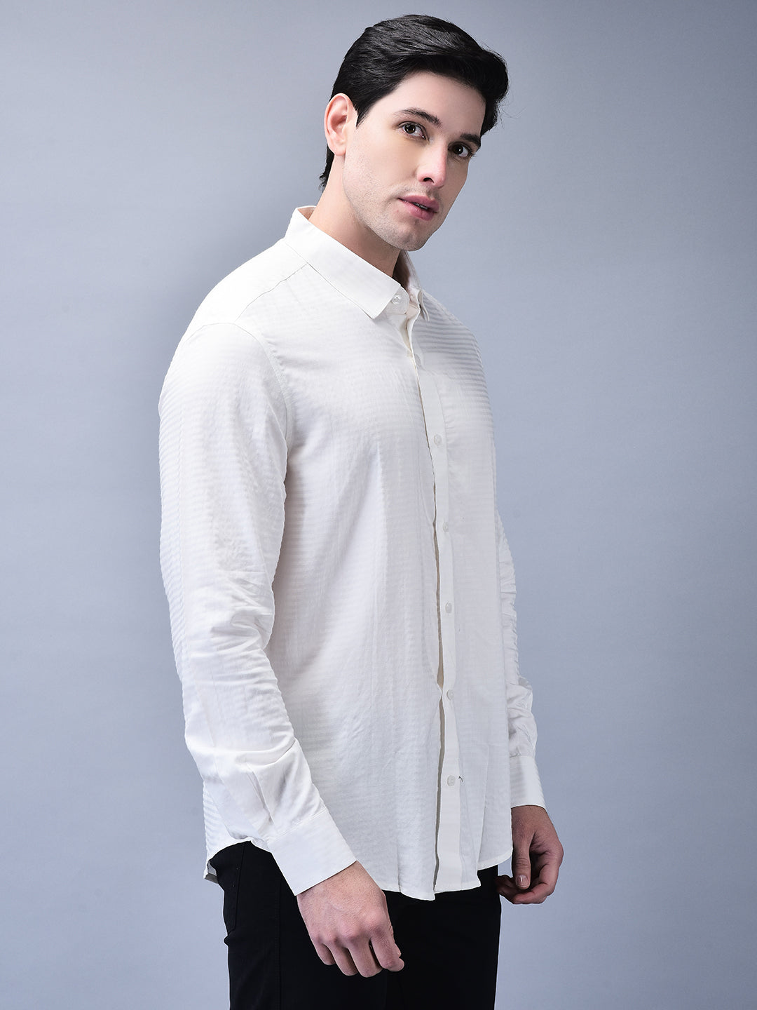 Side view of slim fit white shirt – structured silhouette with long sleeves