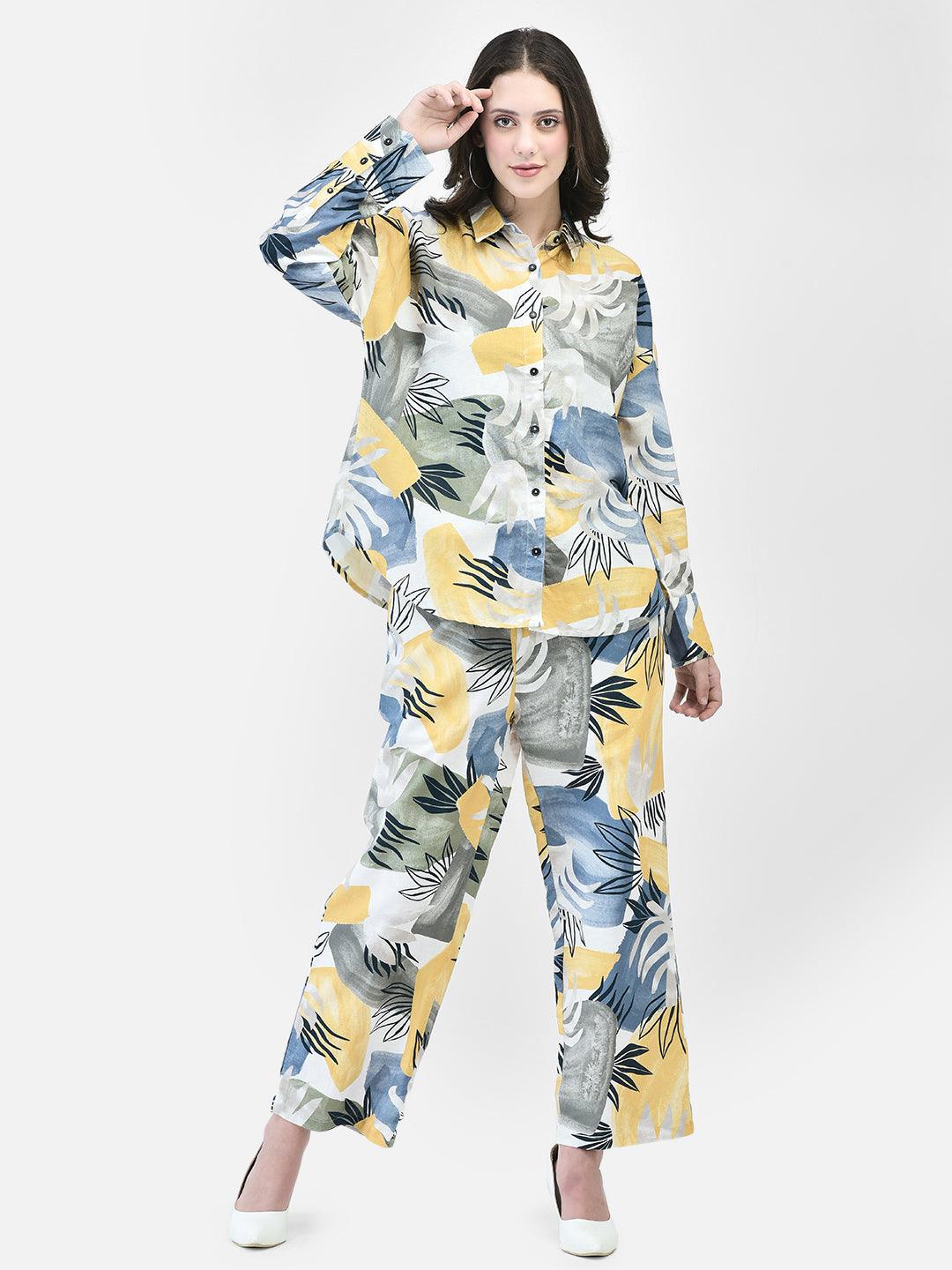 Vacation outfit for women with relaxed pants and printed shirt