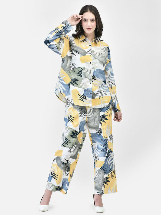 Vacation outfit for women with relaxed pants and printed shirt