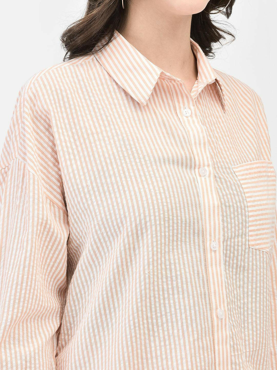 Close-up of collar and pocket – textured seersucker shirt in pastel peach